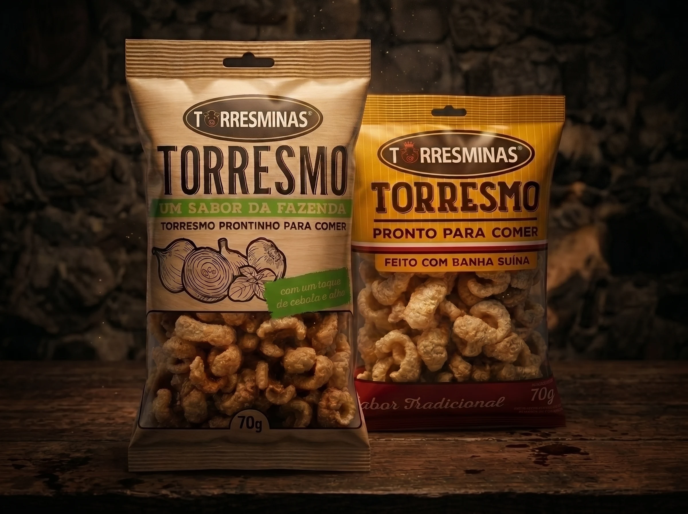 Pacotes Torresminas Tradicional e Salsa e Cebola numa mesa de fazenda